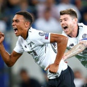 Alexander-Arnold y Alberto Moreno celebran un gol del Liverpool