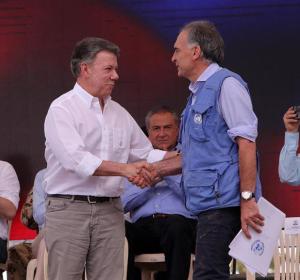 Juan Manuel Santos, presidente de Colombia, y Jean Arnault, el director de la misión en Colombia de Naciones Unidas, escenifican el desarme definitivo de las FARC Juan Manuel Santos, presidente de Colombia, y Jean Arnault, el director de la misión en Colombia de Naciones Unidas, escenifican el desarme definitivo de las FARC