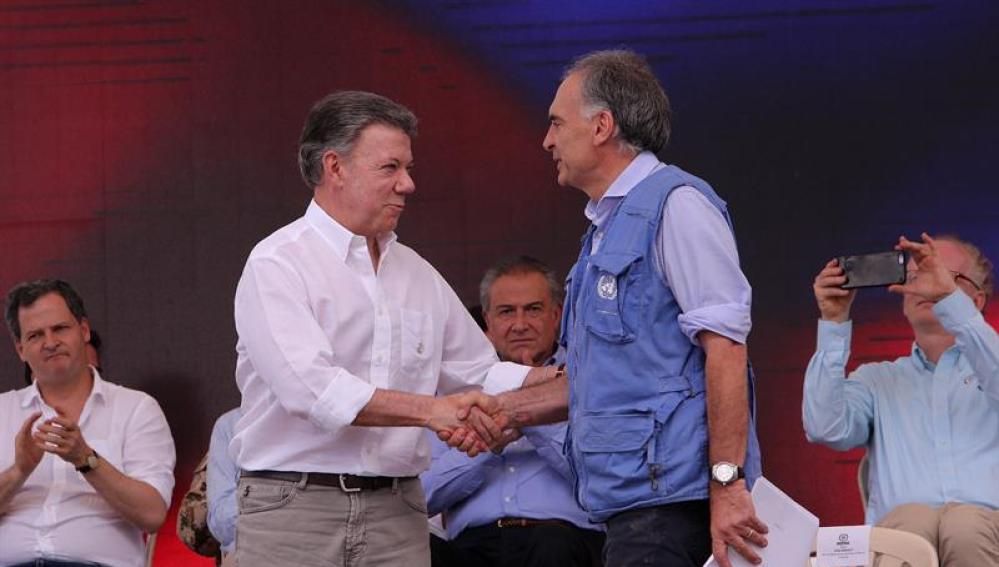 Juan Manuel Santos, presidente de Colombia, y Jean Arnault, el director de la misión en Colombia de Naciones Unidas, escenifican el desarme definitivo de las FARC