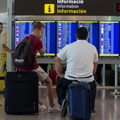 Viajeros esperando en el Aeropuerto de El Prat Viajeros esperando en el Aeropuerto de El Prat