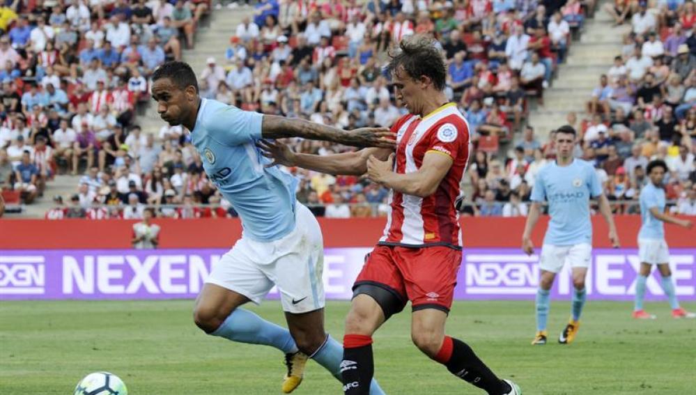 Danilo, del Manchester City, disputa un balón con Marc Muniesa, del Girona