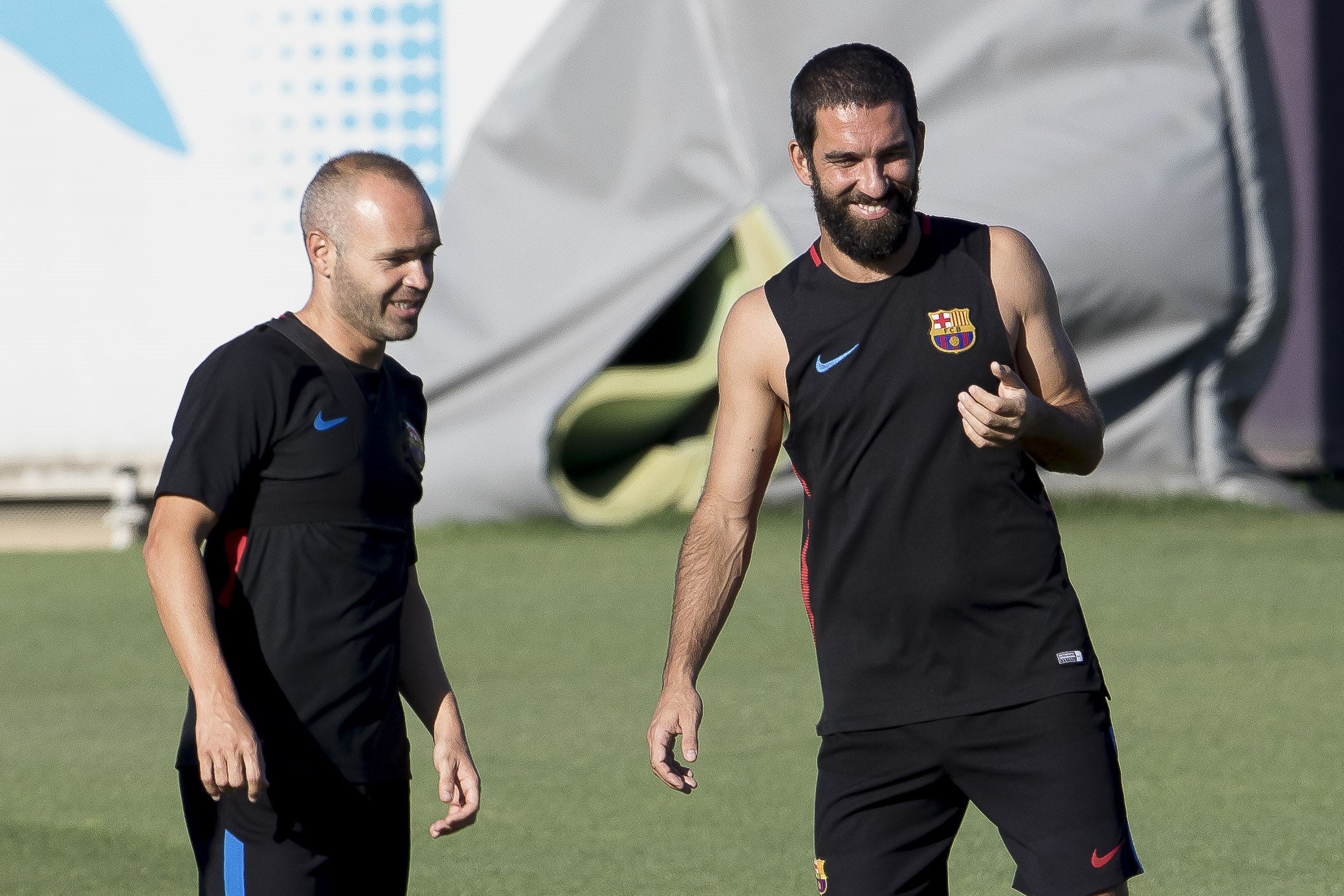 Iniesta desmiente el principio de acuerdo para su renovación anunciado por Bartomeu Iniesta desmiente el principio de acuerdo para su renovación anunciado por Bartomeu