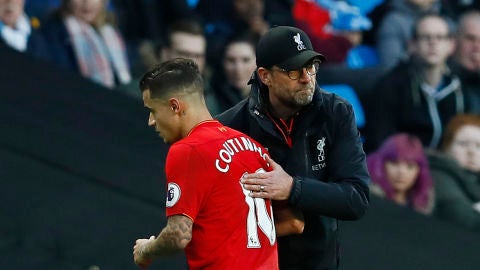 Klopp saluda a Coutinho despu&eacute;s de cambiarle durante un partido