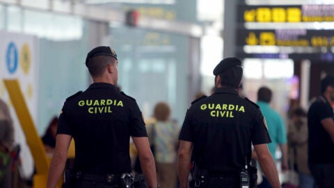 Agentes de la Guardia Civil custodian los accesos a las puertas de embarque