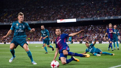 Busquets corta un bal&oacute;n en la ida de la Supercopa de Espa&ntilde;a