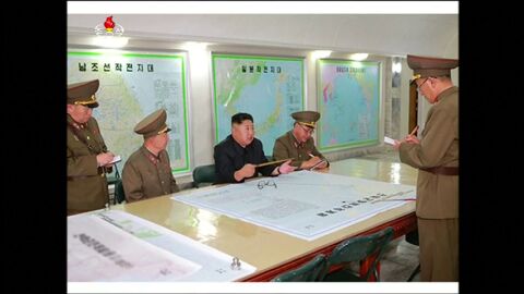 Las fuerzas norcoreanas presentan a Kim Jong-un el plan de ataque contra la isla de Guam