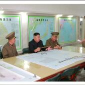 Las fuerzas norcoreanas presentan a Kim Jong-un el plan de ataque contra la isla de Guam