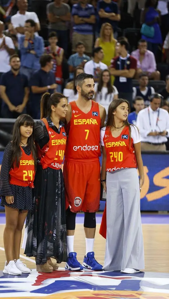 Juan Carlos Navarro, junto a su mujer y sus hijas, en el homenaje que le ha hecho la Selección Española de Baloncesto