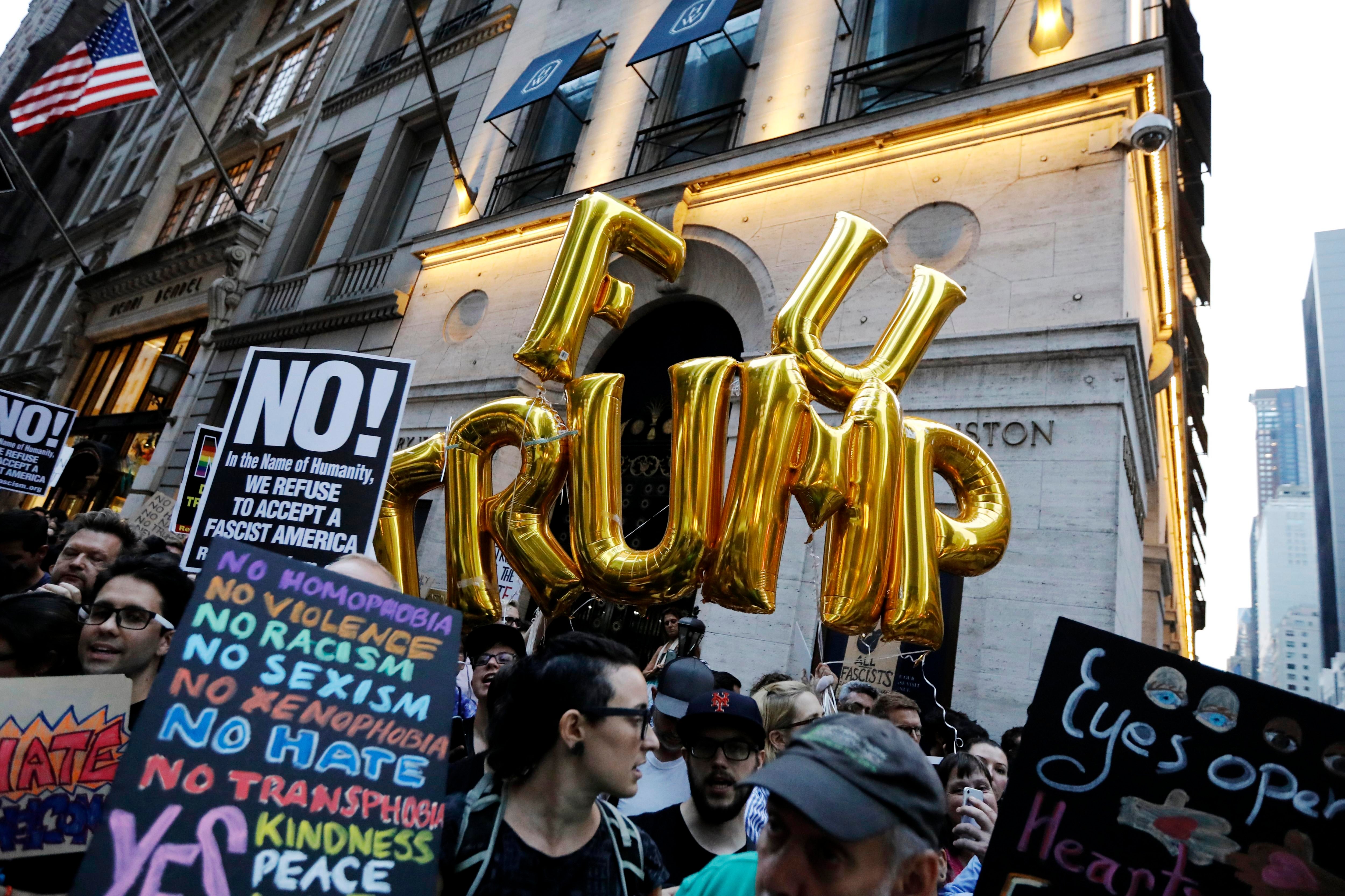 Nueva York recibe a Trump entre abucheos por su postura ante el atropello de Charlottesville Nueva York recibe a Trump entre abucheos por su postura ante el atropello de Charlottesville