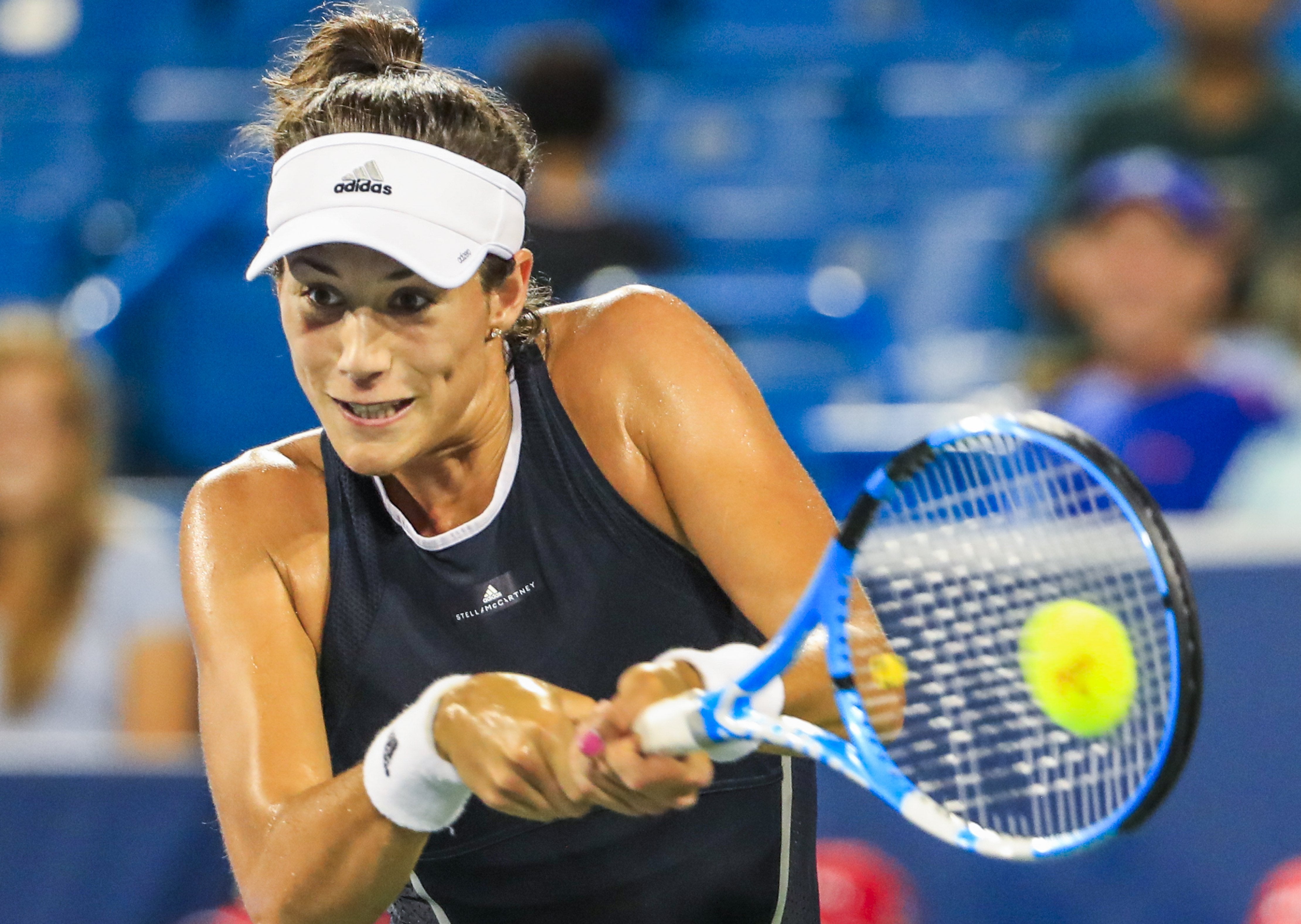 Muguruza resiste a Kuznetsova para llegar a semifinales en Cincinnati Muguruza resiste a Kuznetsova para llegar a semifinales en Cincinnati