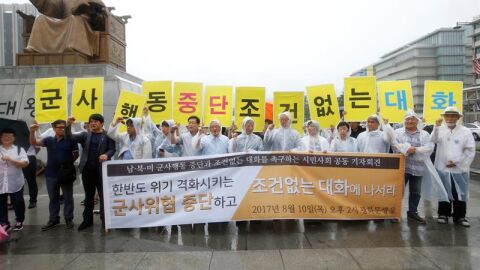 Activistas corean consignas para protestar contra el reciente aumento de la tensi&oacute;n entre EEUU y Corea del Norte 