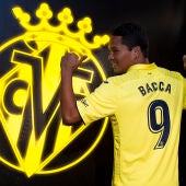 Carlos Bacca posa como nuevo jugador del Villarreal