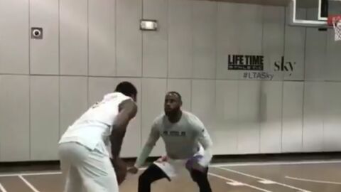Carmelo Anthony, intentando marcharse de LeBron James