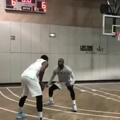 Carmelo Anthony, intentando marcharse de LeBron James Carmelo Anthony, intentando marcharse de LeBron James