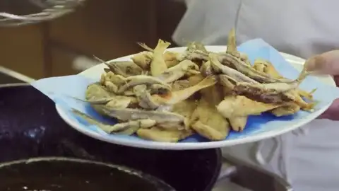 Estas son las claves para hacer el mejor pescaíto frito o la mejor tortilla de camarones, dos de los placeres del verano en España Estas son las claves para hacer el mejor pescaíto frito o la mejor tortilla de camarones, dos de los placeres del verano en España
