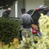 Dembelé, cargando su coche junto a dos personas más Dembelé, cargando su coche junto a dos personas más