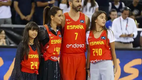 Juan Carlos Navarro, con su familia, tras superar a Epi como jugador con más partidos en la Selección española Juan Carlos Navarro, con su familia, tras superar a Epi como jugador con más partidos en la Selección española