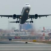 Un avión comercial despega desde el aeropuerto de Manises 