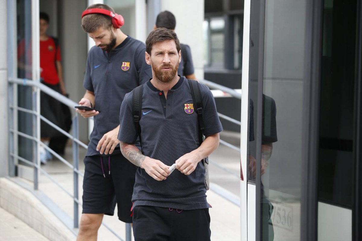 Piqué es recibido en Madrid entre gritos de "Se queda" Piqué es recibido en Madrid entre gritos de "Se queda"