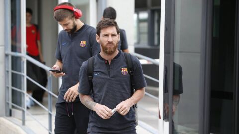 Piqu&eacute;, detr&aacute;s de Messi a su llegada a Madrid