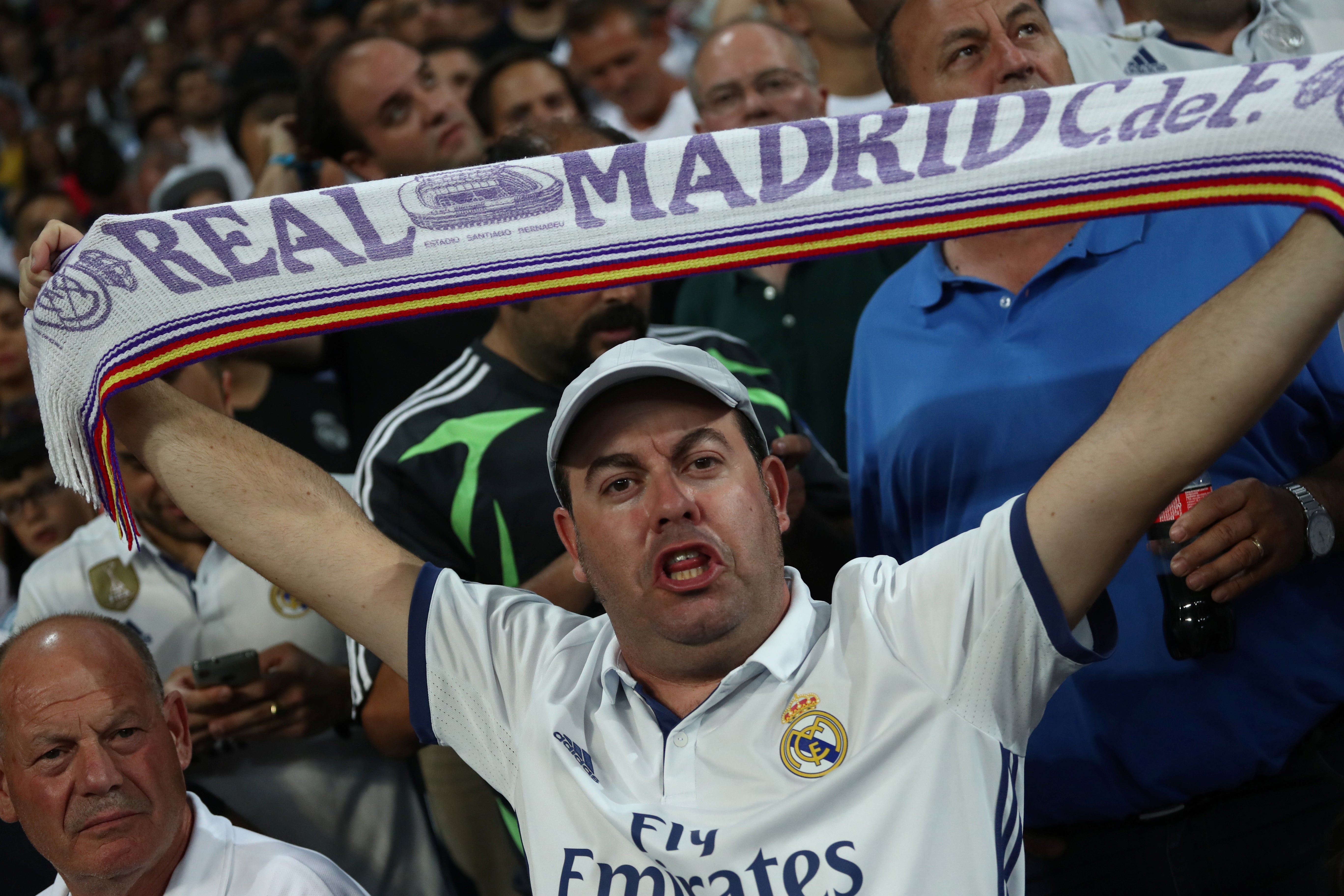 Gritos de apoyo a Cristiano y pañolada en el Bernabéu en el partido ante el Barça Gritos de apoyo a Cristiano y pañolada en el Bernabéu en el partido ante el Barça