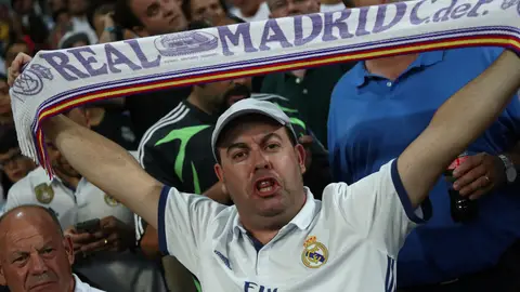 Aficionado del Real Madrid en el Bernabéu Aficionado del Real Madrid en el Bernabéu