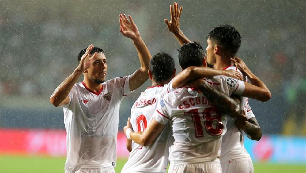 Sergio Escudero celebra con sus compañeros luego de anotar un gol contra Basaksehir Istanbul