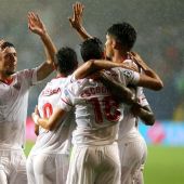 Sergio Escudero celebra con sus compañeros luego de anotar un gol contra Basaksehir Istanbul