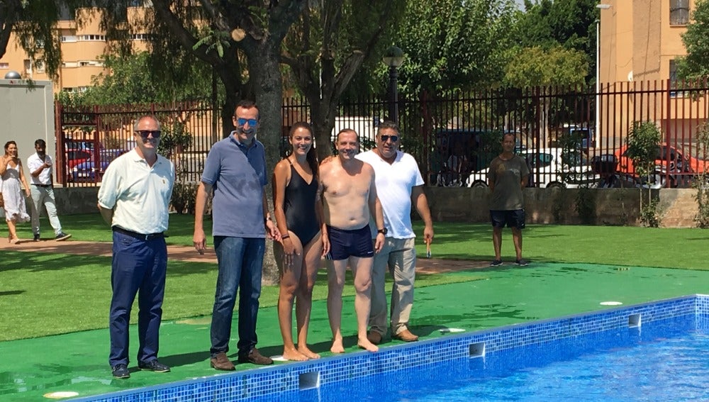 Los concejales Mireia Mollà y Jesús Pareja han sido los primeros en ponerse el bañador en la reapertura de la piscina de Los Palmerales.