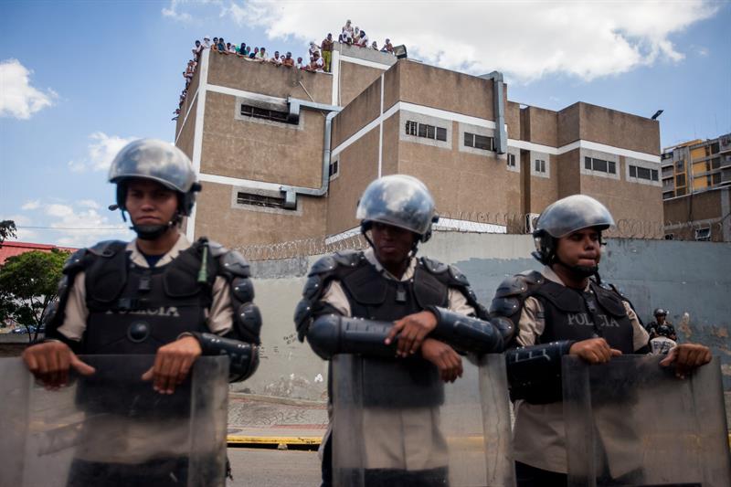 Al menos 37 muertos en la toma de una prisión en Venezuela Al menos 37 muertos en la toma de una prisión en Venezuela