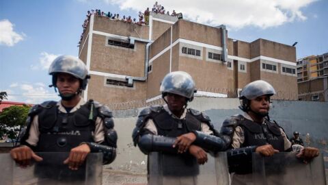 Polic&iacute;as venezolanos custodiando la prisi&oacute;n