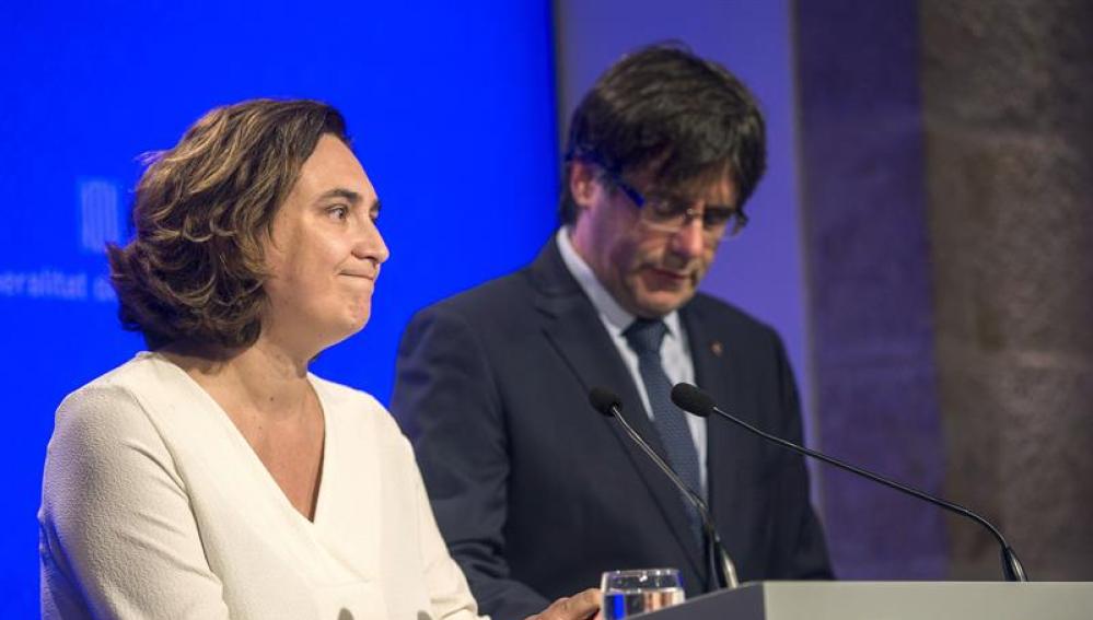 El presidente de la Generalitat Carles Puigdemont, y la alcaldesa de Barcelona, Ada Colau