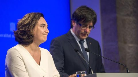 El presidente de la Generalitat Carles Puigdemont, y la alcaldesa de Barcelona, Ada Colau