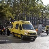 Servicios de emergencia en las inmediaciones del atentado terrorista en Barcelona