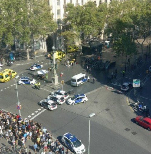 Claudia, testigo del atropello: "Hemos visto pasar a mucha gente gritando diciéndonos que no saliéramos fuera" Claudia, testigo del atropello: "Hemos visto pasar a mucha gente gritando diciéndonos que no saliéramos fuera"