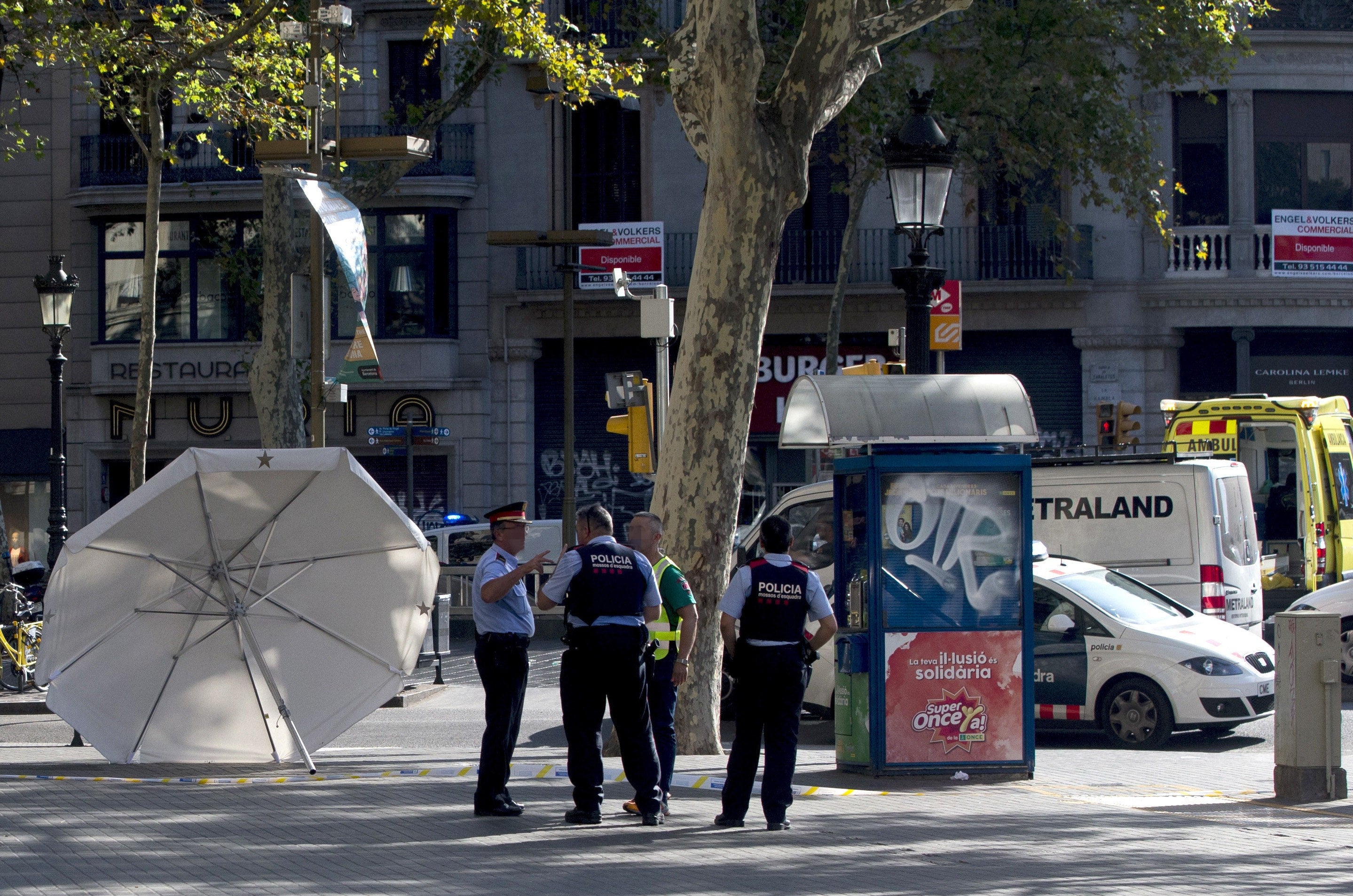 Francia investiga por petición española si una furgoneta cruzó la frontera tras el atentado de Barcelona Francia investiga por petición española si una furgoneta cruzó la frontera tras el atentado de Barcelona