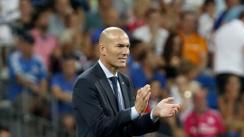 Zinedine Zidane da instrucciones desde la banda