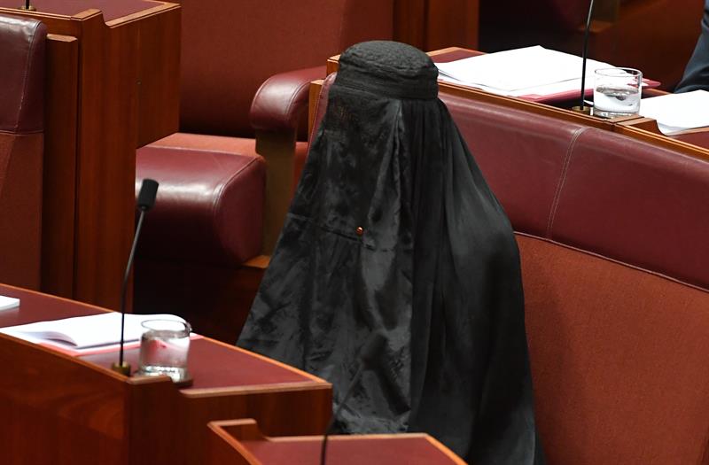 Una senadora ultraconservadora acude al Parlamento australiano vestida con un burka Una senadora ultraconservadora acude al Parlamento australiano vestida con un burka