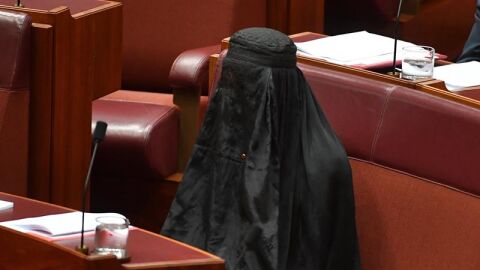 La senadora ultraconservadora en el Parlamento australiano vestida con un burka