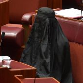 La senadora ultraconservadora en el Parlamento australiano vestida con un burka