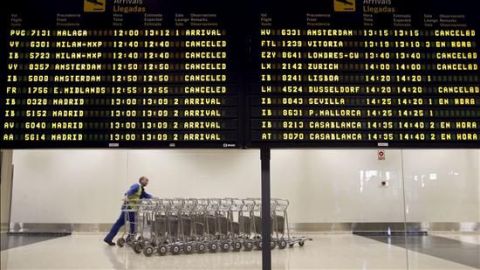 Un operario trabaja en el Aeropuerto de Manises (Valencia)