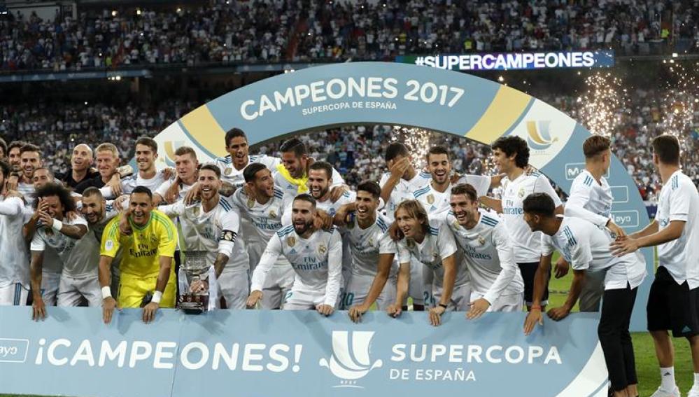 Los jugadores del Real Madrid posan tras ganar su décima Supercopa de España frente al FC Barcelona