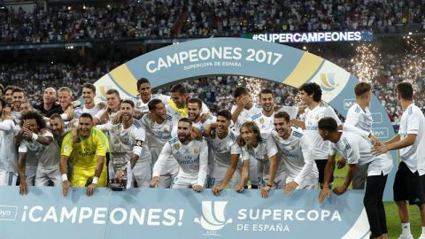 Los jugadores del Real Madrid posan tras ganar su d&eacute;cima Supercopa de Espa&ntilde;a frente al FC Barcelona
