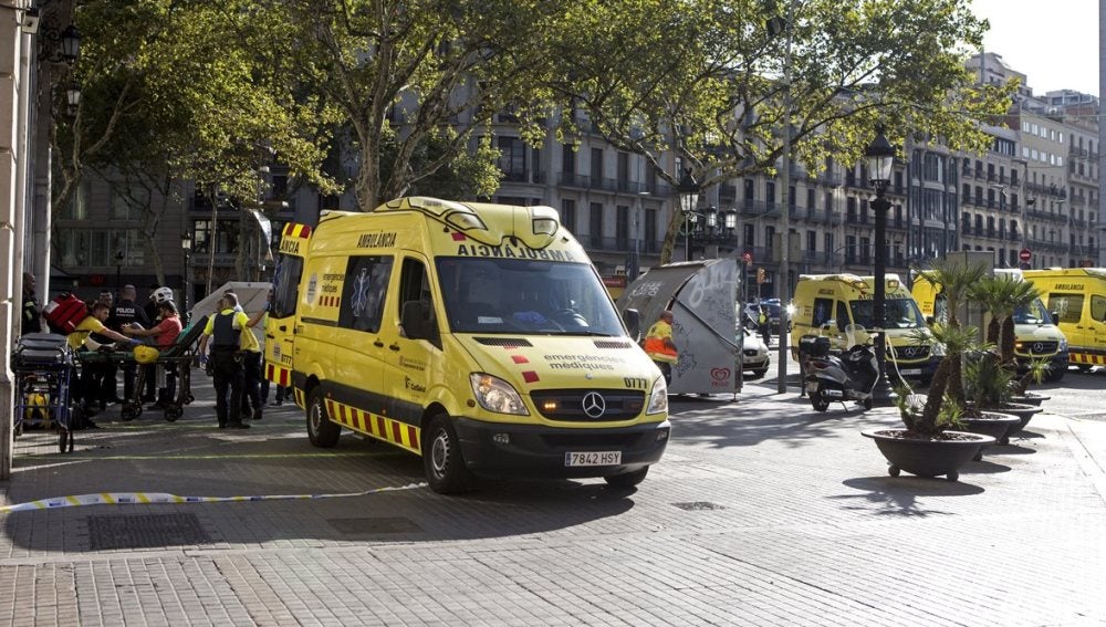 Ambulancias en las inmediaciones del atropello de Barcelona