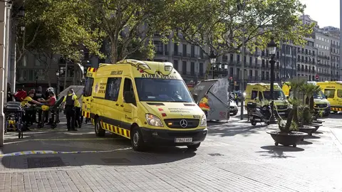 Ambulancias en las inmediaciones del atropello de Barcelona Ambulancias en las inmediaciones del atropello de Barcelona