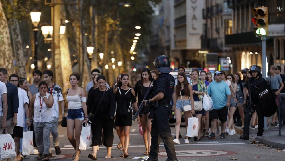 Un grupo de personas se desplaza tras el atentado en Barcelona