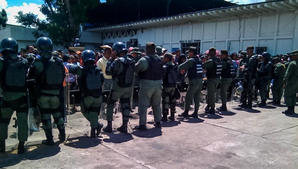 Funcionarios de la Guardia Nacional Bolivariana custodian las inmediaciones