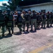 Funcionarios de la Guardia Nacional Bolivariana custodian las inmediaciones