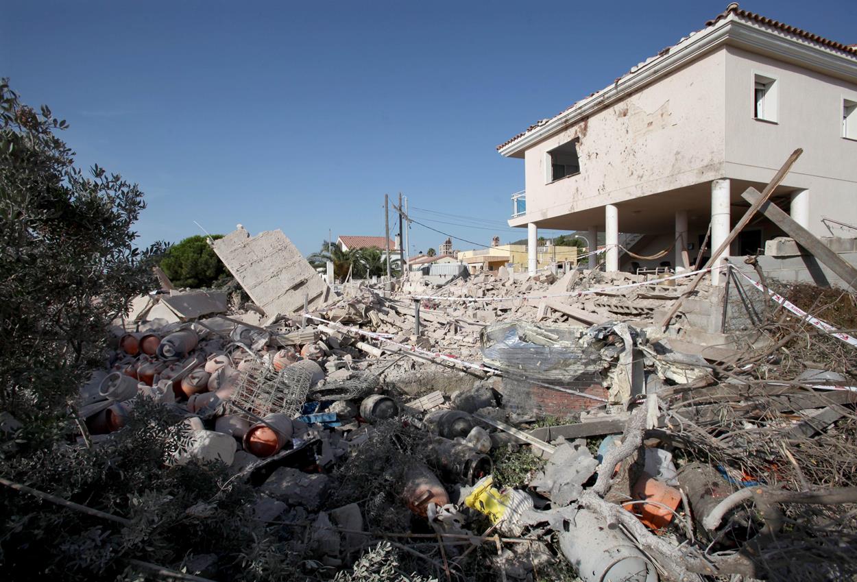 Desalojan a 11 vecinos cercanos a la casa de Alcanar que podría tener explosivos Desalojan a 11 vecinos cercanos a la casa de Alcanar que podría tener explosivos