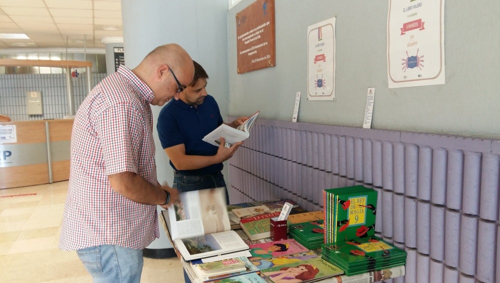 Dos personas ojean libros en uno de los Centros de Salud de Elda